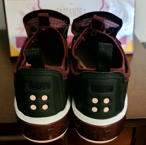 Women's Nike Air Max Dia Winter - Picture 2 of 6